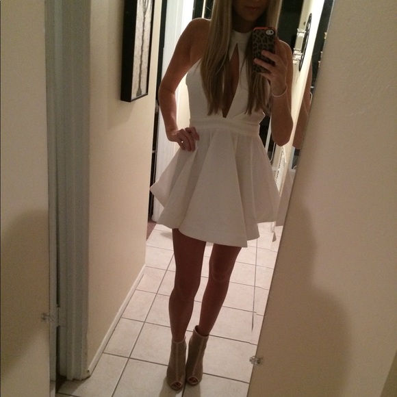 Flowy white dress with key hole - Picture 8 of 9